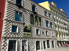 ＜くちばしの家＞を外観から見学
中も何かの展示があるようです