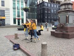 市庁舎広場
Town Hall Square
を通ると若い女の人3人が歌っていました。
