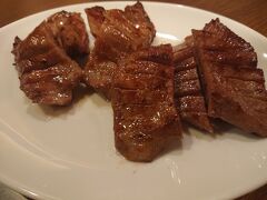 なので仙台来たからには牛タンも食べようと牛タンです。
焼いたのとたたきをいただきました。
美味。