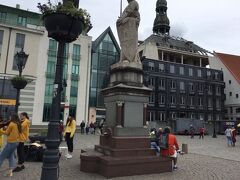 町の中心に位置する市庁舎広場
Town Hall Square
からスタートします。
市庁舎の前の像、その像の前にはブラックヘッドの会館があります。
市庁舎広場では若い女の娘が3人歌っていました。
