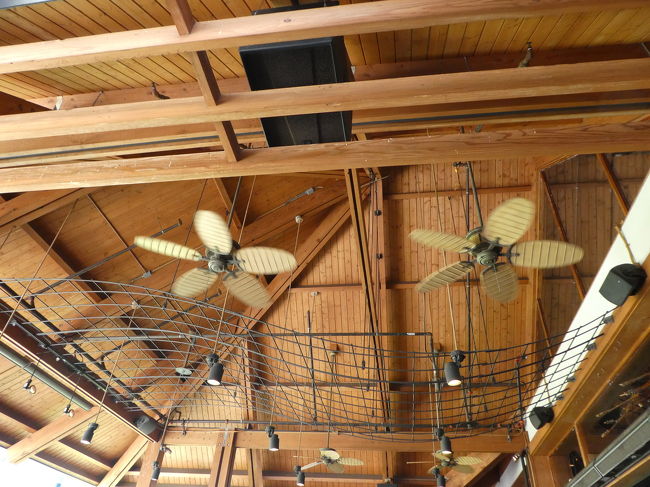 ハードロックカフェの店内です。オシャレですねぇ～。