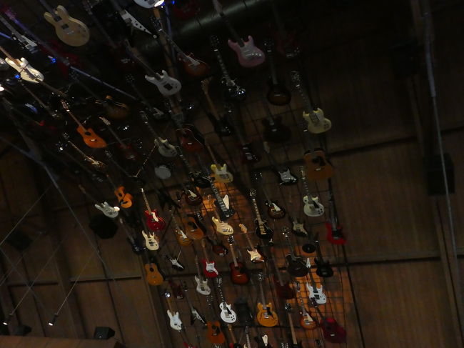 こちらもハードロックカフェの店内です。沢山のギターが飾られています。