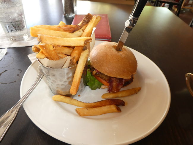 ハードロックカフェのチーズバーガーです。塩味が効いていて美味しかったです。