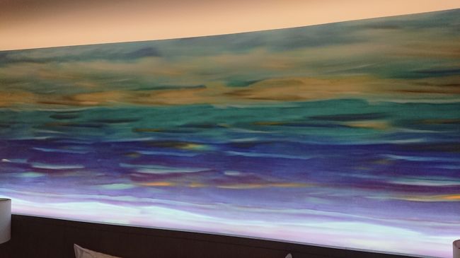 部屋の壁画です。波の絵が書かれていて、オシャレです。