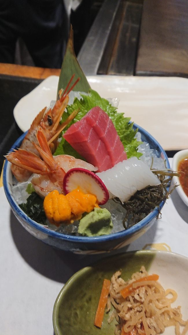 コース、まず一品目、刺し身の盛り合わせと付きだしです。刺し身は本当にどれも美味しかったです。