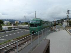 　博多駅と由布院を結ぶ、「特急ゆふいんの森号」です。豊後森駅付近を疾走するリゾート感溢れる観光列車。