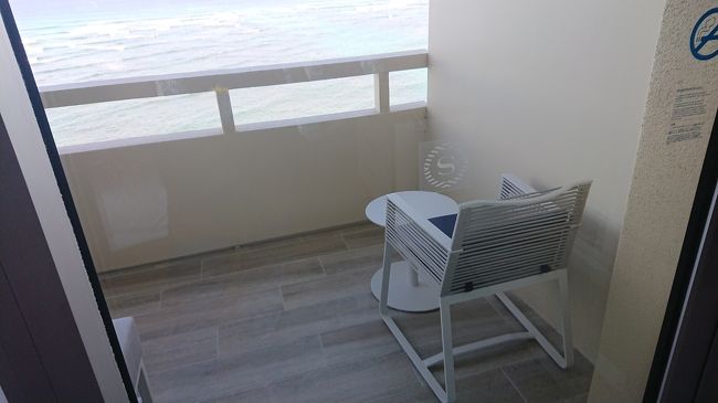 ホテルのテラスにあるソファーの横にある椅子です。ワイキキビーチやダイヤモンドヘッドが見えて、心が落ち着きました。