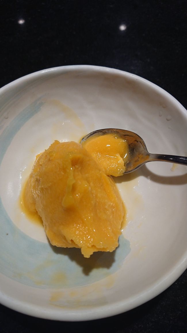 10品目の宮崎牛のステーキ撮り忘れました。11品目のマンゴーのアイスクリームです。ハワイっぽいアイスクリーム食べました。