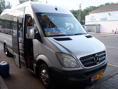 8月15日（木） 
　早朝のバスでキシナウへ。16人乗りくらいのバン。