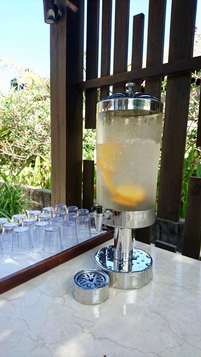 プールサイドに無料のフルーツウォーターあり☆