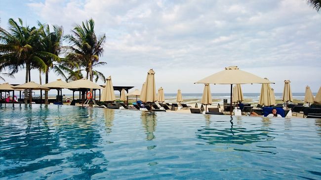 プールの前はビーチなのでパラソルがたくさん<br />結構ぎゅうぎゅうな感じ。