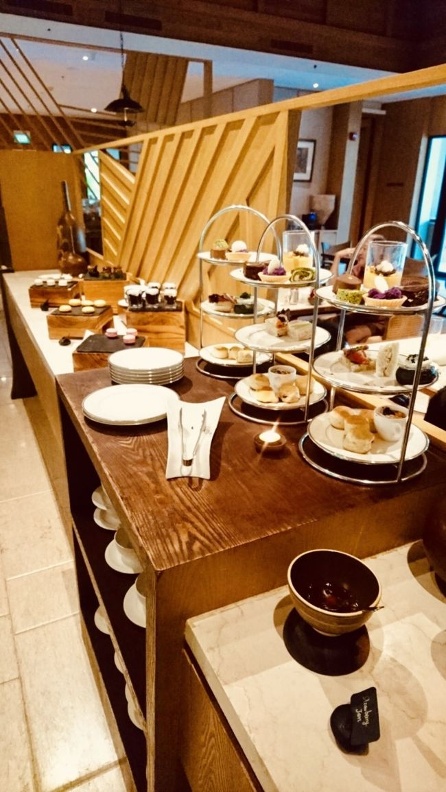 マカロンやケーキ<br />ちょっとしたフィンガーフードが並んでいます☆