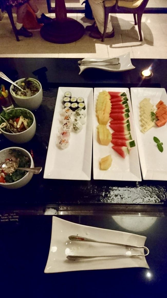 フルーツにお寿司、サラダ