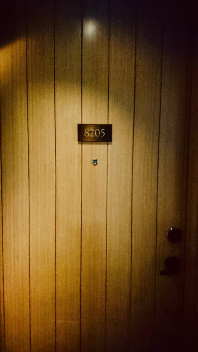 エレベーターで２階へ。<br />入り口のドア