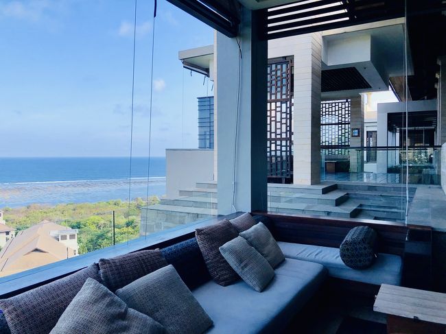 ここはロビーのソファー席<br />ここもガラスがないので風が心地よい^_^