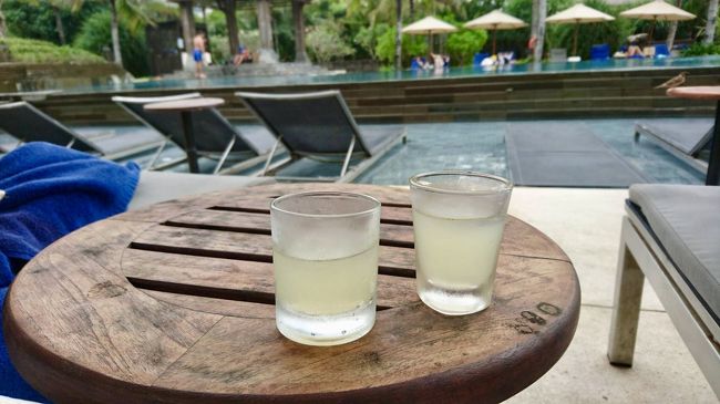 プールサイドの席が夕方になり空きだしたので座ってのんびり(^^)<br />これを配っていたので頂きました☆何だったかは忘れた笑)