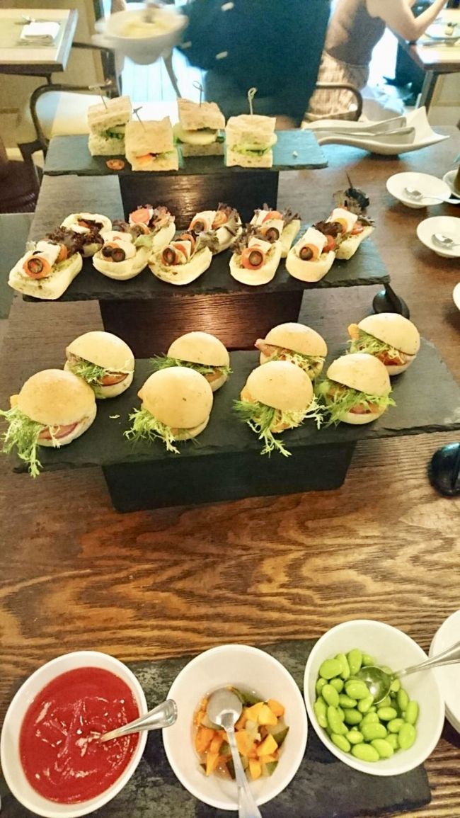 12:00～の軽食ランチにもきました(^｡^)<br />ミニハンバーガーやサンドイッチ、チーズなどがありました☆