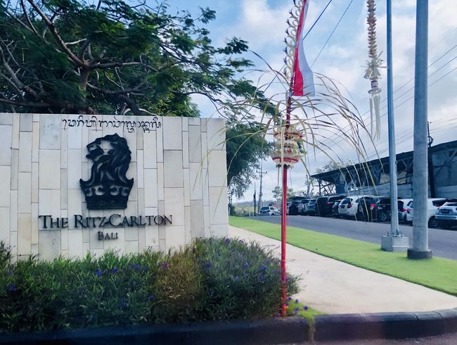 バリ島旅行３日目♪<br />ザ レギャンホテルに2泊しました。今日はリッツ・カールトンに宿泊するのでタクシーで移動。
