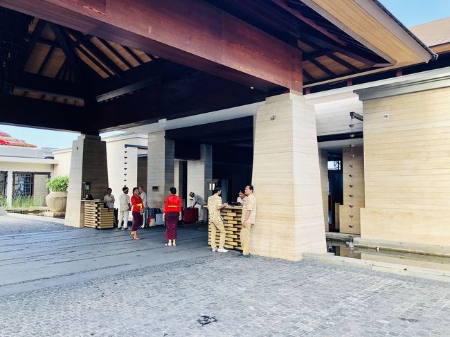 エントランス<br />続々と車が到着(°_°)