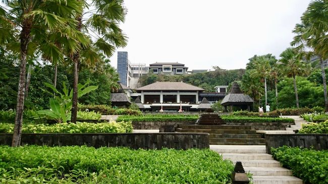 お休み前のデザートの時間も20:00～あったのですがディナーの時に並んでいたプチケーキやクッキー系がそのまま並んでるっぽかったので行くのはやめました。お腹も満たされていたので(o^^o)アイスクリームだったら行きましたけど☆<br /><br />お次は朝食<br />(1番奥の高い建物がロビーの位置です)