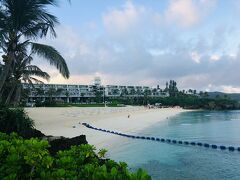 こちらのホテルは立地が最高です。
三日月型のビーチのおかげで周りが見えないのが素晴らしい。
ここだけハワイ感が凄いんです。
まぁ、ハワイに行った事はありませんがね笑