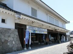 駅正面。
島原は島原城の城下町、ということなのですが、
駅が既にお城っぽくなっております。