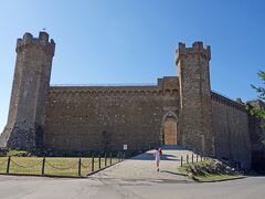 1361年、シエナ共和国によって築かれた、5つの塔をつなぐ5角形の城塞です。