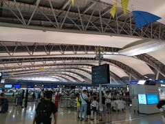 定刻どおりに関西空港へ到着しました。
急いで乗り継ぎします。平日だからか思ったよりも混雑しおらず、スムーズに出国できました。