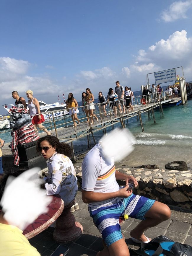 クタビーチとは違うクリアな海！<br /><br />小型船に乗り換え、マンタポイント「マンタベイ」へ。移動は波で大揺れ30分。かなり揺れます。酔い止め薬必須です。いつも平気な私でさえ酔いました。