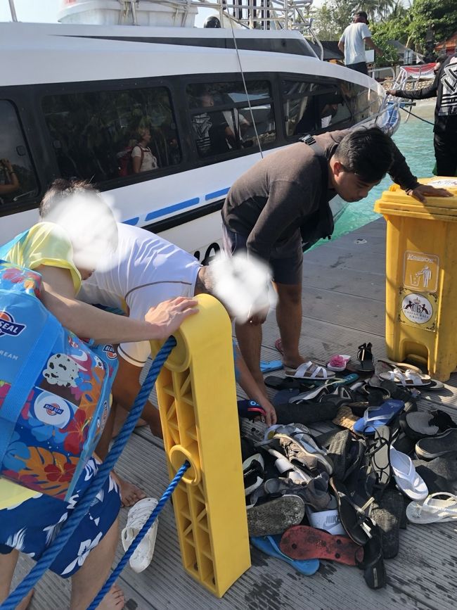 ペニダ島到着。サンダルの山から自分のを探して上陸。ワイルド。