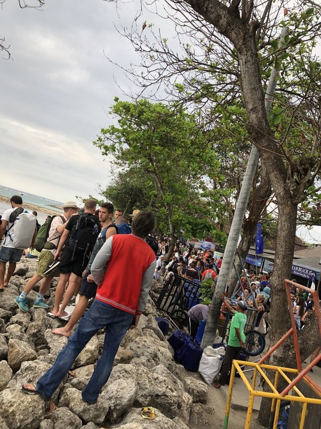 港は人でいっぱい。<br />日本人はほぼいません。<br />アジア系はは少なく欧米人やオーストラリア人ばかり。