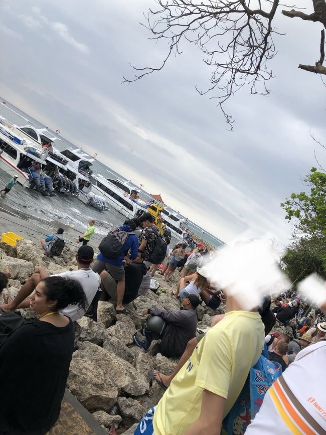 サンダル脱いで水中を歩いて乗船。