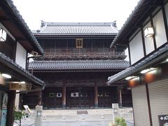 奥にどんっと鎮座してるのが大通寺。安土桃山時代の建築様式で、重要文化財に指定されている。