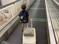 ８月２２日（木）午前２時３０分

母と私と妹と甥っ子１号・２号の台湾旅スタート。
コロコロ付きスーツケースなど、通常使わないので、甥っ子１号・２号がこぞって我さきにとスーツケースの取り合い。。。