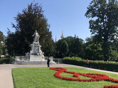 路面電車に乗って数分後、
ホーフブルク宮殿に到着！！
庭園を歩いているとモーツァルト像が見えてきました。
こちらは彫刻家のヴィクトール・ティルグナーによって
19世紀の終わりごろに作成されたものです。
像の前にはト音記号の形に植わっているお花が(*^▽^*)