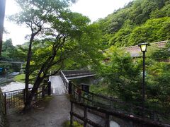 湯治屋から川を挟んで、菊水館に行くことができます。
菊水館も宿泊施設でしたが，菊水館に続く車両用の橋が崩落しており，復旧のめどが立っていないため，現在はギャラリーとして保存・公開されています。

写真は湯治屋側から