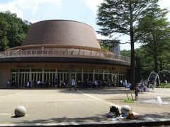 お次は科学館
噴水が出てたのでちょっと触れてみたけどぬるかった…。
気温↑↑中だし仕方ないか