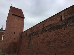 三人兄弟からスウェーデン門を潜って行くとヤコブ兵舎、城壁がありました。
貿易都市だったリガには城壁を築き城塞都市化して町を守ったようです。
