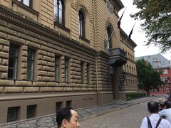 聖ヤコブ教会の北側には国会議事堂 (サエイマ ビル)がありました。
この付近には国の機関がいくつかありました。
議事堂と教会の間の道を東に進み、Troksnu ielaからスウェーデン門に出ます。