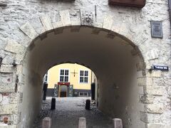 狭い Troksnu iela になった所でスウェーデン門に突き当たり抜けて行きます。