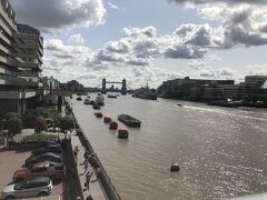 ロンドン橋から見る「Tower Bridge（タワー・ブリッジ）」です
後で調べるまで、タワー・ブリッジがロンドン橋だと思ってたー！