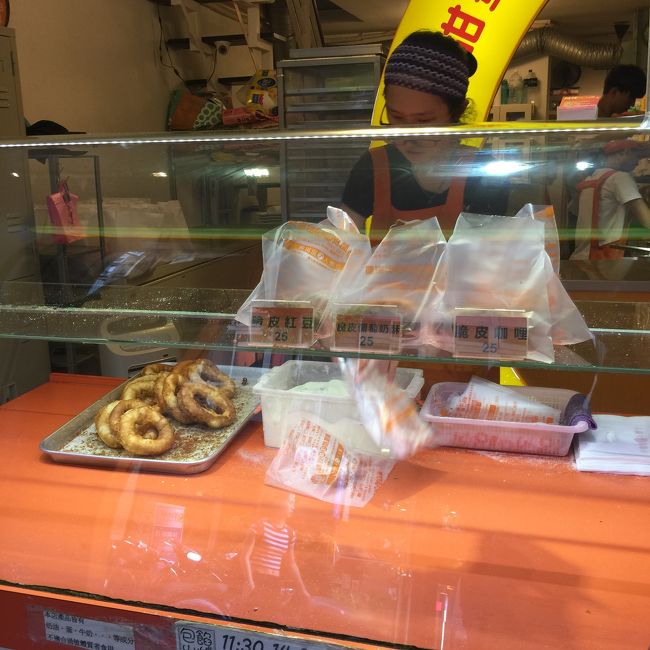 1個25元。味はドーナツというより揚げパンです。<br />日本でもパン屋さんとかで売ってる揚げパンに砂糖やシナモンやきな粉がかかってるアレです！<br />揚げたてなんでサクサクふわふわで美味しいです。