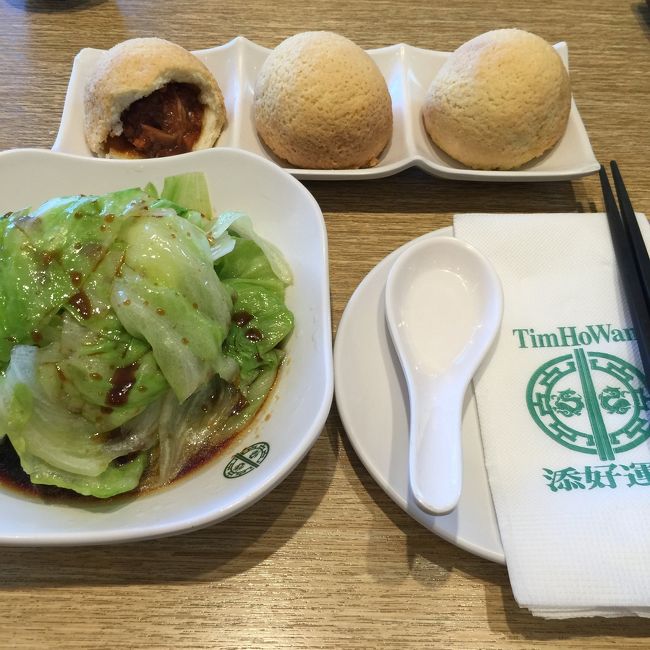 やっぱり一押しのチャーシューメロンパンでしょー！というわけで頼んでみました。青物も欲しいのでレタス蒸しです。<br />しかし香港や台湾のチャーシューはなぜこんなに甘くするのか？<br />甘いチャーシューがあんまり好みじゃないのもあって、チャーシューメロンパン3個は1人じゃ多かった（汗）<br />飲茶に1人で行くこと事体無理があるんだけどね。やっぱり飲茶は3人以上欲しい。