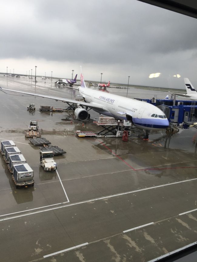 台湾が1番近く行きやすいですよねー！というわけでふらりと台湾に出発です。行きのセントレアは雨。チャイナエアラインが安くて便がいいので今回もチャイナエアラインで出発です