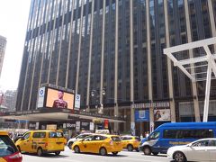 34th Street/Penn Stationで降ります。madison Square Garden の横を通ると，もうホテルです。