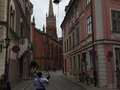 リーガ大聖堂があるドーマ広場から北に向かうと道の向こうに
英国教会
Anglikanu Baznica(St. Saviour's Anglican Church)
が見えました。
四角に円錐の塔が美しい。
