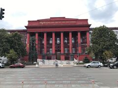 そしてシェフチェンコの視線の先にあるキエフ大学へ。前回訪れた時は年末でどんより曇っていたこともあって、あまり印象に残っていなかったんだけど、こんなにインパクトのある赤だったっけ