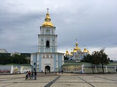 水色の壁と黄金色のドームが美しい聖ミハエルの黄金ドームの修道院。前身は11世紀に建てられたドミトリエフスキー修道院という長い歴史を持っている