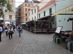 リガの旧市街、横1km縦2kmの狭い地区をまわって来ました。
メイスタル通り Meistaru Street を北に向かって歩いて行くと猫の家がありました。
