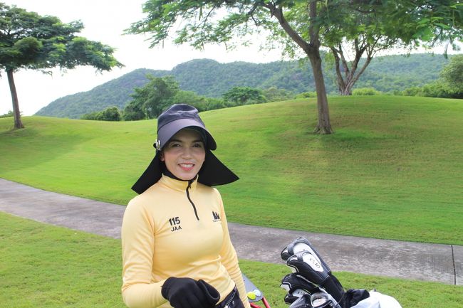 【Black Mountain Golf Club HuaHin】<br />個人で楽しみゴルフ1回目<br /><br />本日のキャディさん、4年生<br />バンコク生活では専業主婦、現在は転職生活......歩くのも早く良かった。